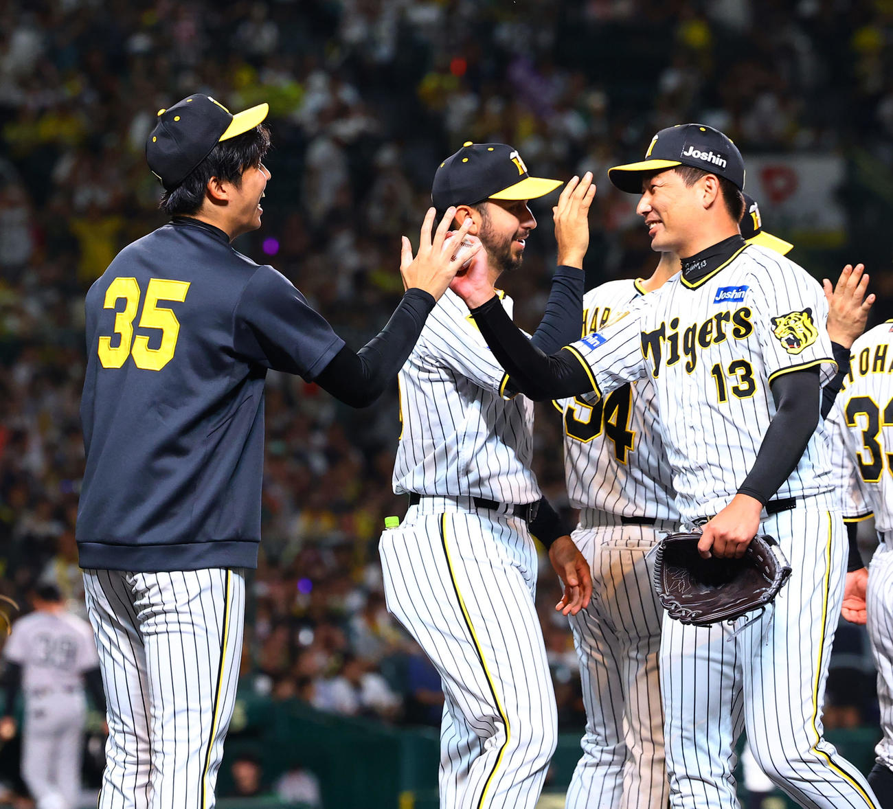 阪神対巨人　巨人に勝利し、岩崎からウィニングボールを受け取る阪神才木（左端）（撮影・藤尾明華）