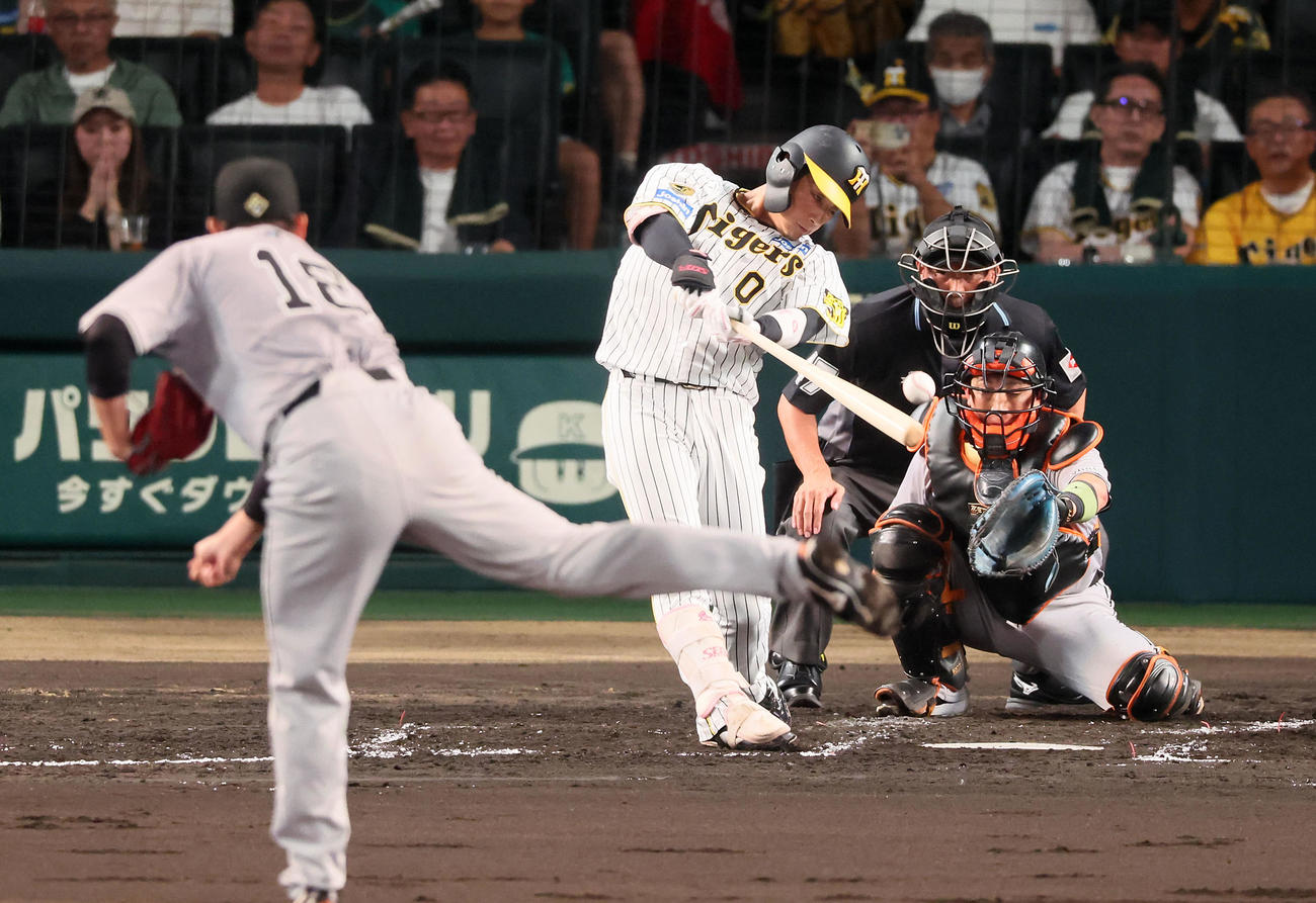阪神対巨人　3回裏阪神無死、木浪は中前を放つ、投手菅野（撮影・加藤哉）