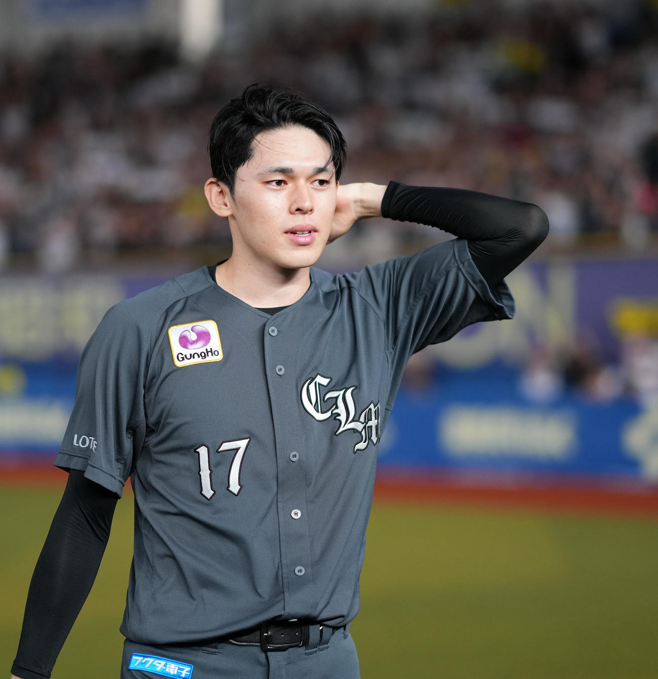 ロッテ対西武　9勝目をあげ引き揚げるロッテ佐々木（撮影・横山健太）