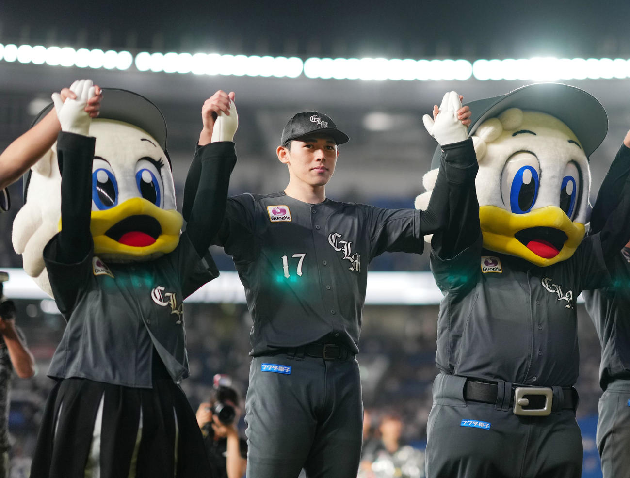 ロッテ対西武　9勝目をあげ声援に応えるロッテ佐々木（撮影・横山健太）