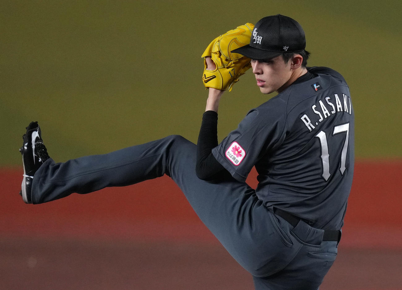 ロッテ対西武　力投するロッテ先発の佐々木（撮影・横山健太）