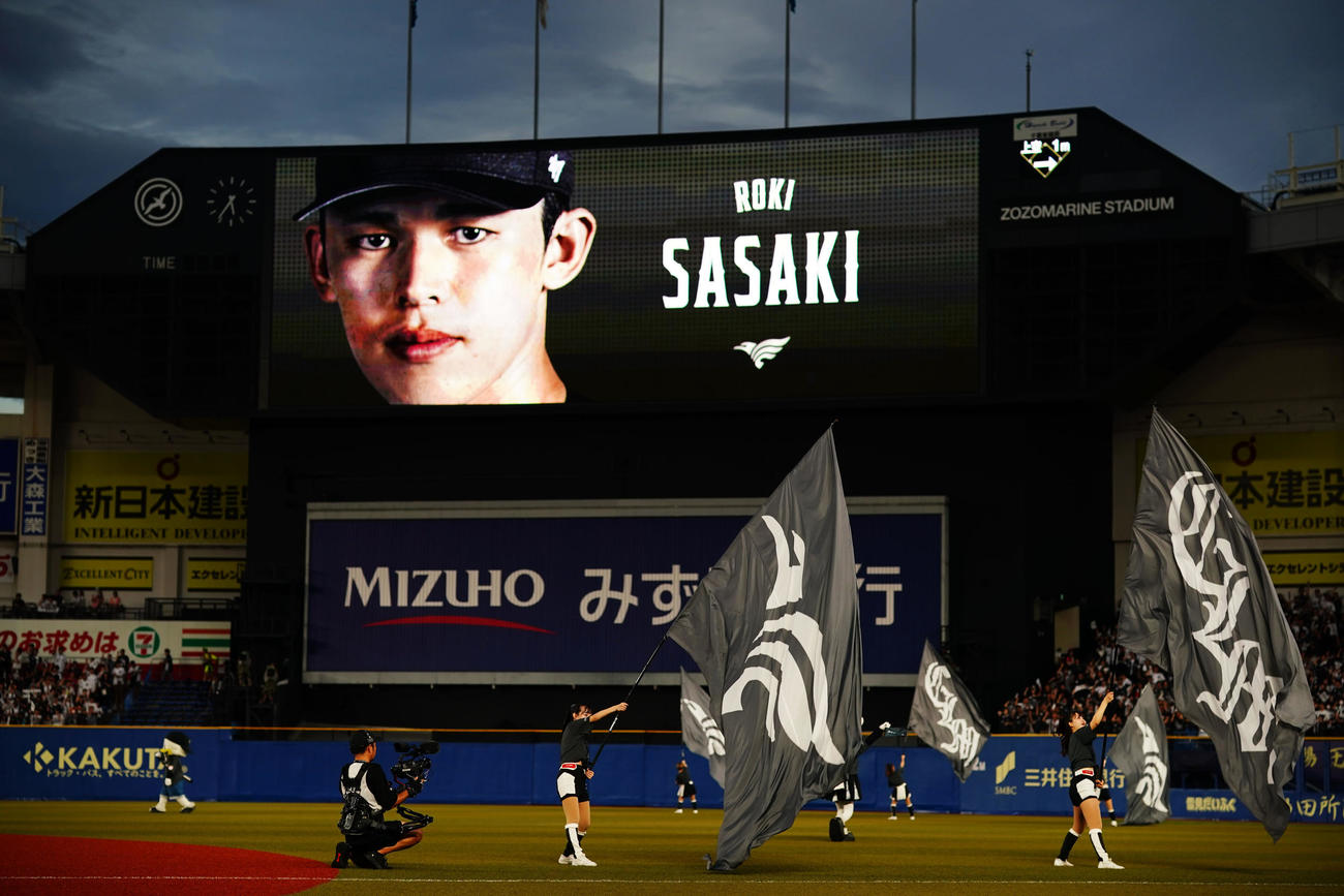 ロッテ対西武　スタジアムでは先発投手ロッテ佐々木が発表される（撮影・横山健太）