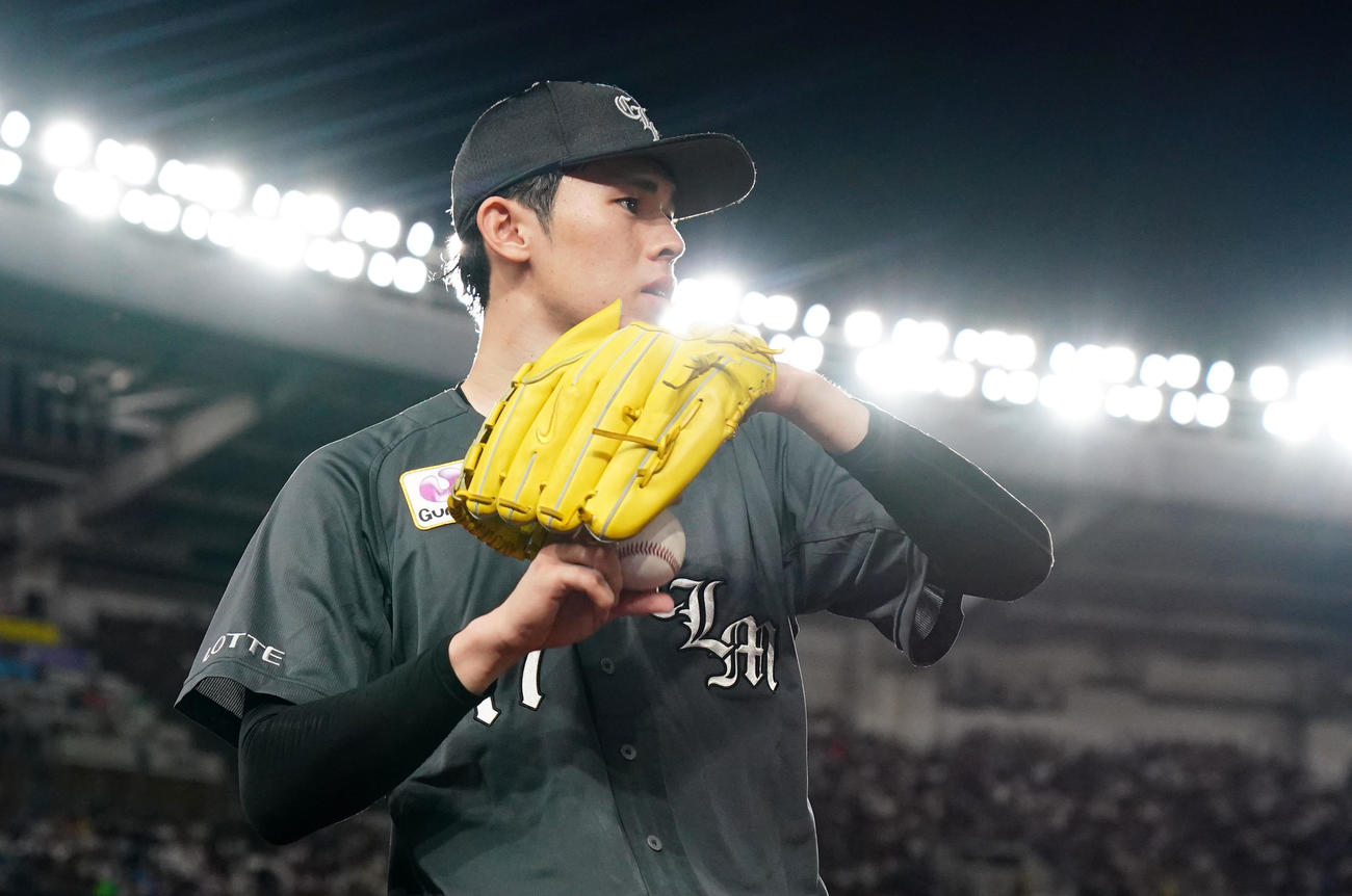 ロッテ対西武　キャッチボールをするロッテ佐々木（撮影・横山健太）
