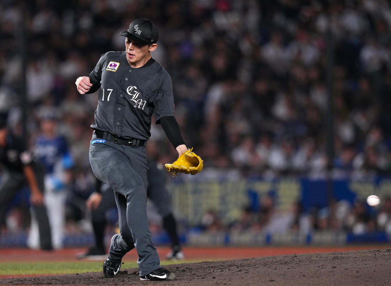 ロッテ対西武　5回表西武2死、佐々木は滝沢の打球に反応するがキャッチできず中前打となる（撮影・横山健太）