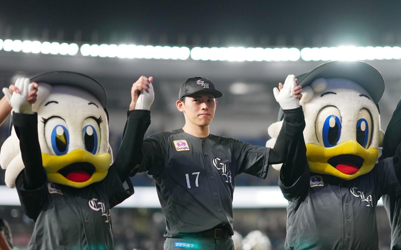 ロッテ対西武　9勝目をあげ声援に応えるロッテ佐々木（撮影・横山健太）