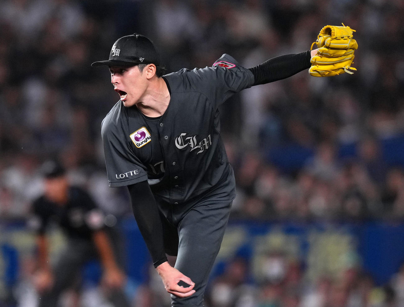 ロッテ対西武　7回表を無失点に抑えるロッテ佐々木（撮影・横山健太）