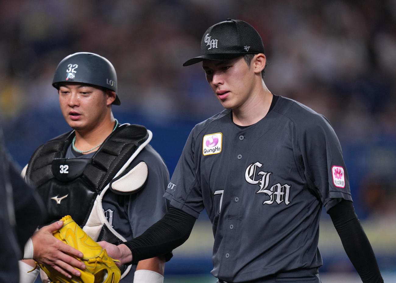 ロッテ対西武　7回表を無失点に抑え引き揚げるロッテ佐々木（右）と佐藤（撮影・横山健太）