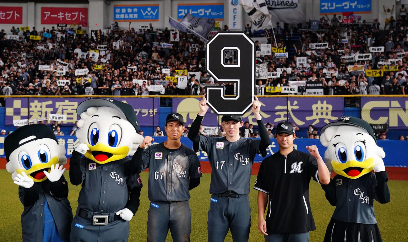 ロッテ対西武　9勝目をあげボードを掲げるロッテ佐々木。左は茶谷、右は藤岡（撮影・横山健太）