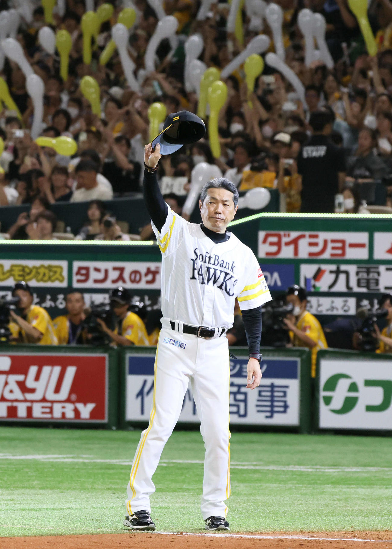 ソフトバンク対楽天　観客に手を振る小久保監督（撮影・加藤孝規）