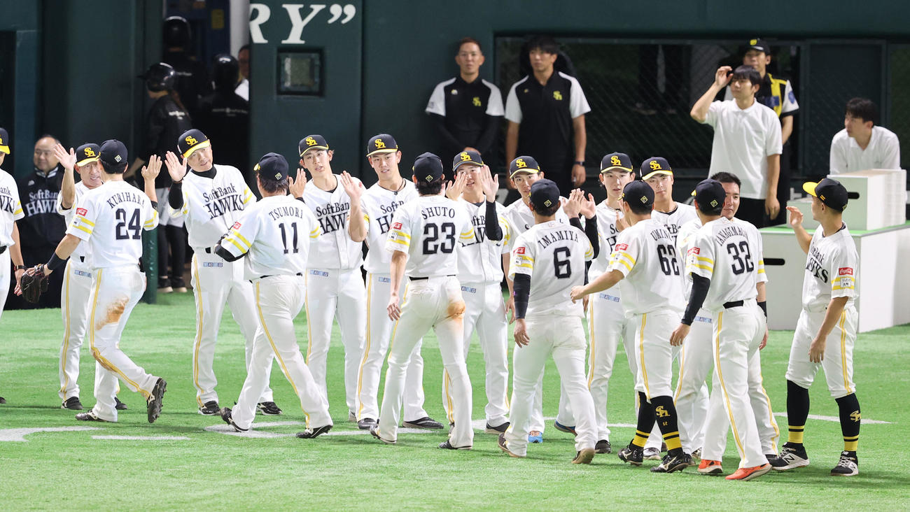 ソフトバンク対楽天　楽天の連勝しベンチ前でハイタッチをかわす小久保監督（撮影・梅根麻紀）