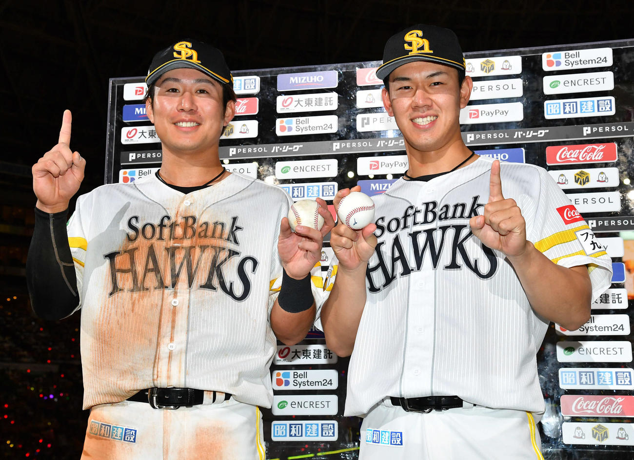 ソフトバンク対楽天　プロ初本塁打を放った川村（左）とプロ初勝利を挙げた岩井は記念球を手に優勝マジックナンバー1をつくる（撮影・岩下翔太）