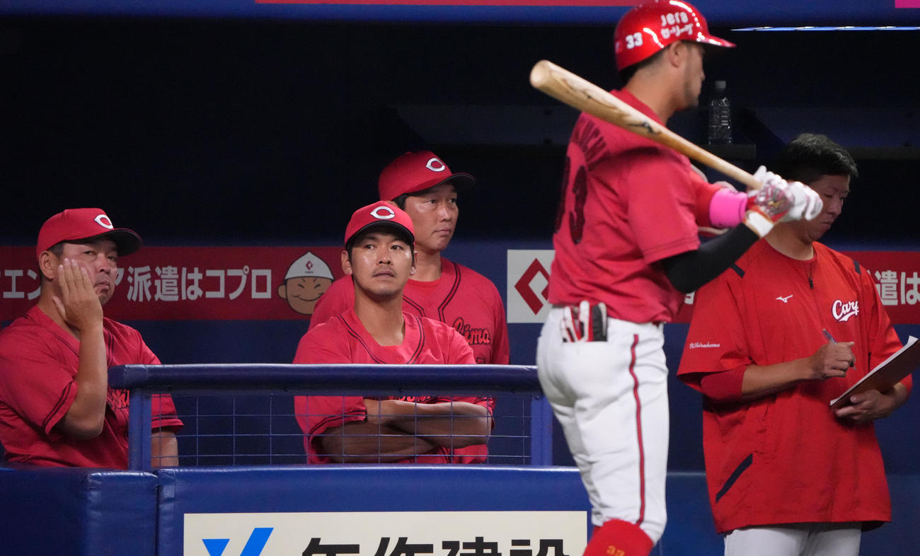中日対広島　試合終了、グラウンドを見つめる新井監督（中央）（撮影・森本幸一）