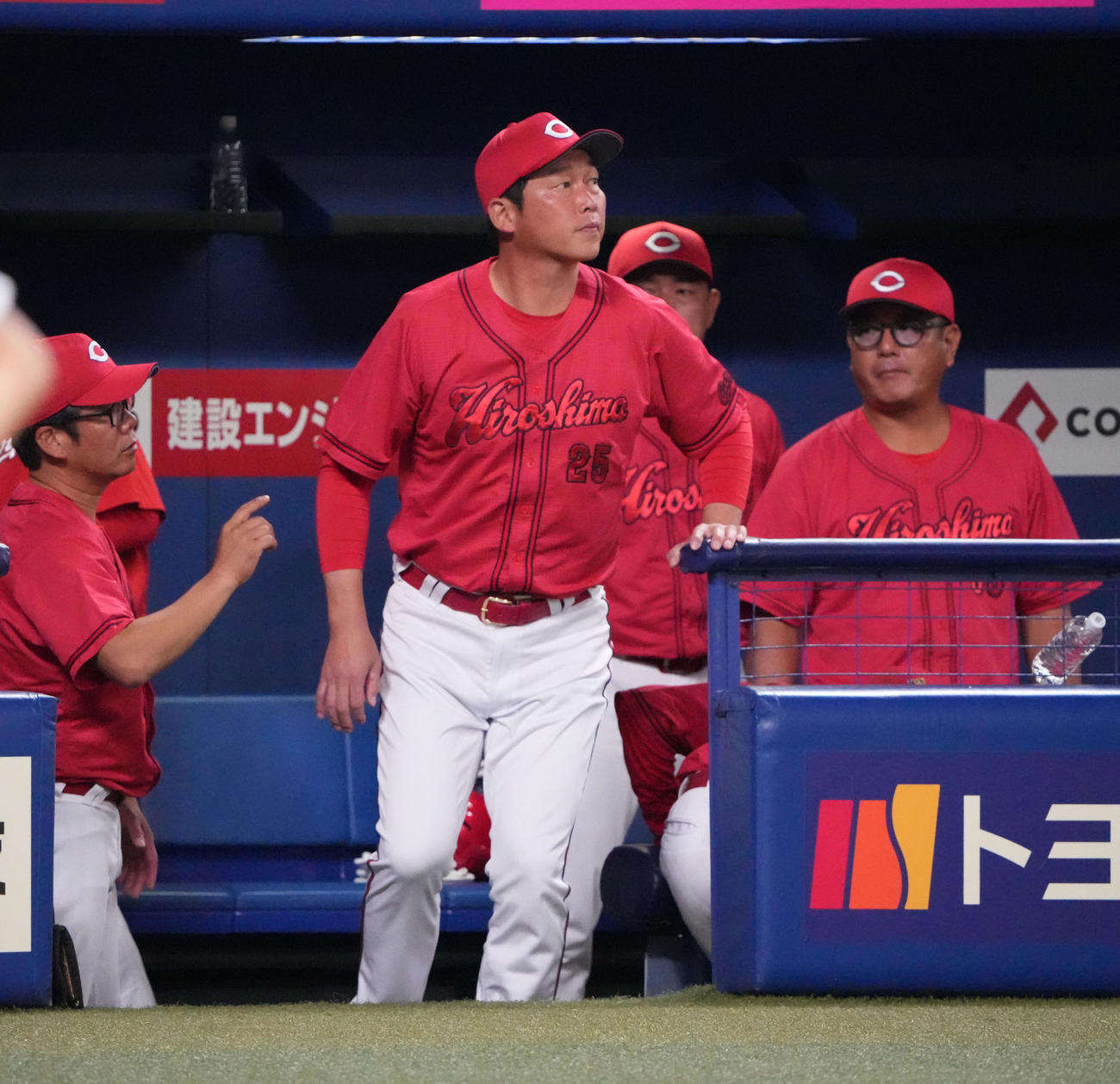 中日対広島　7回表終了、選手交代を告げる新井監督（中央）（撮影・森本幸一）
