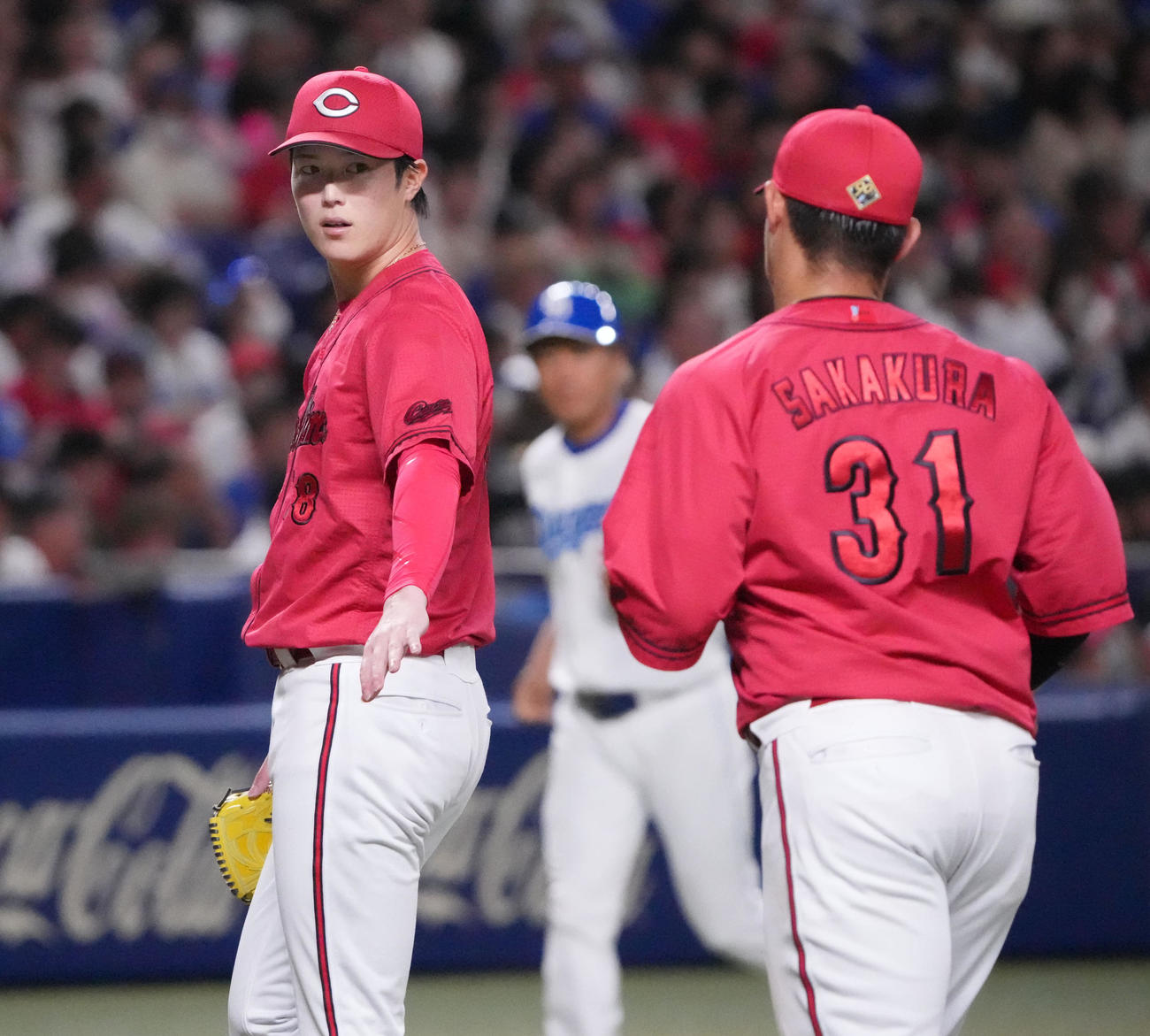 中日対広島　4回終了、坂倉とタッチを交わしベンチへ戻る森下（左）（撮影・森本幸一）