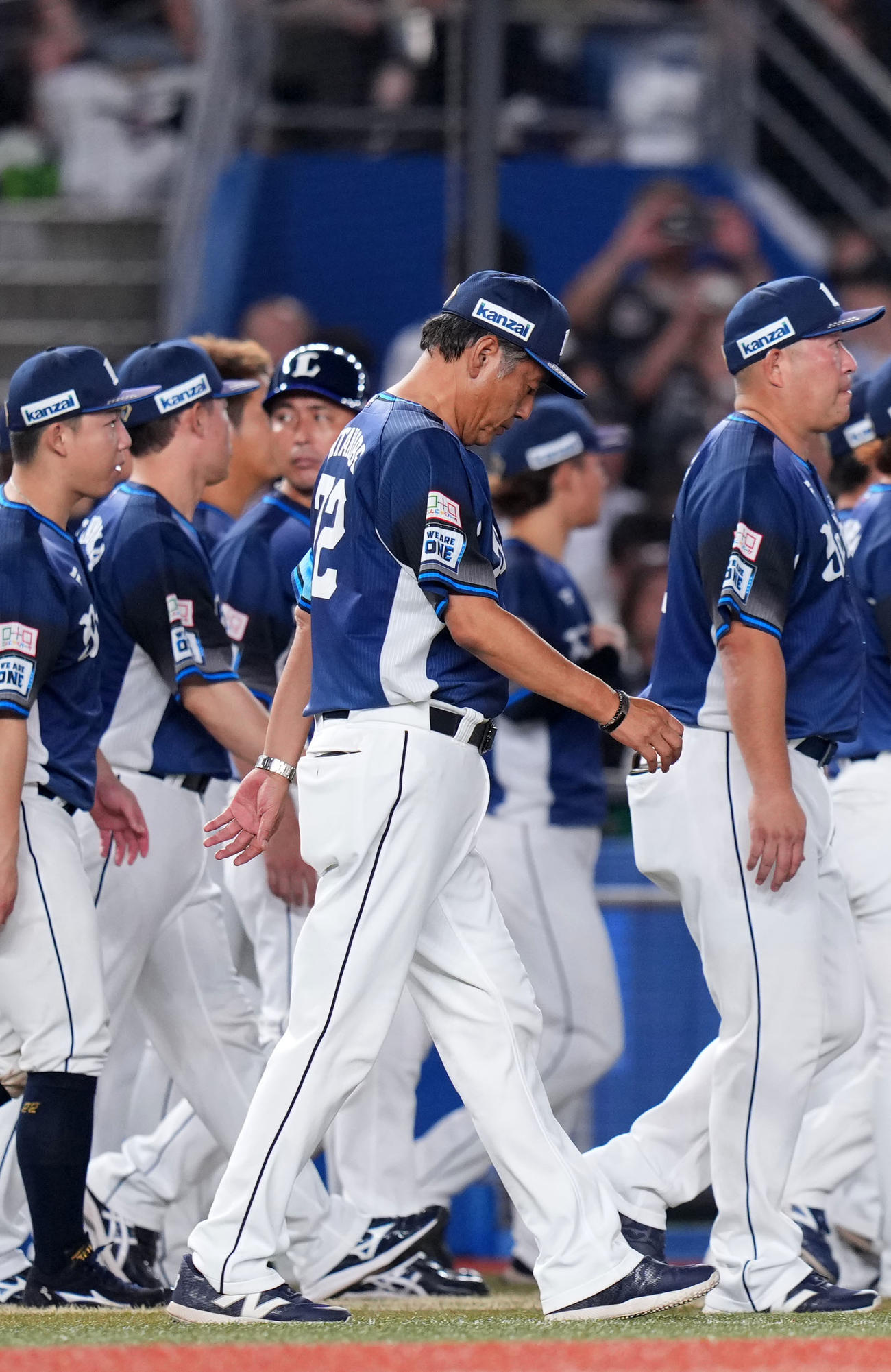 ロッテ対西武　試合を終えあいさつへ向かう西武渡辺監督代行（撮影・横山健太）