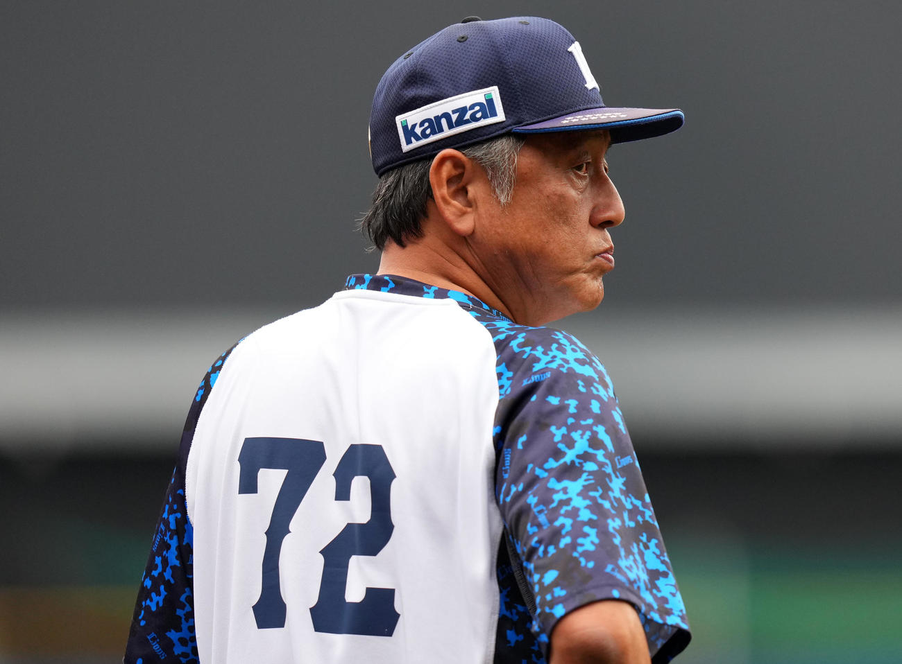 ロッテ対西武　練習を見つめる西武渡辺監督代行（撮影・横山健太）