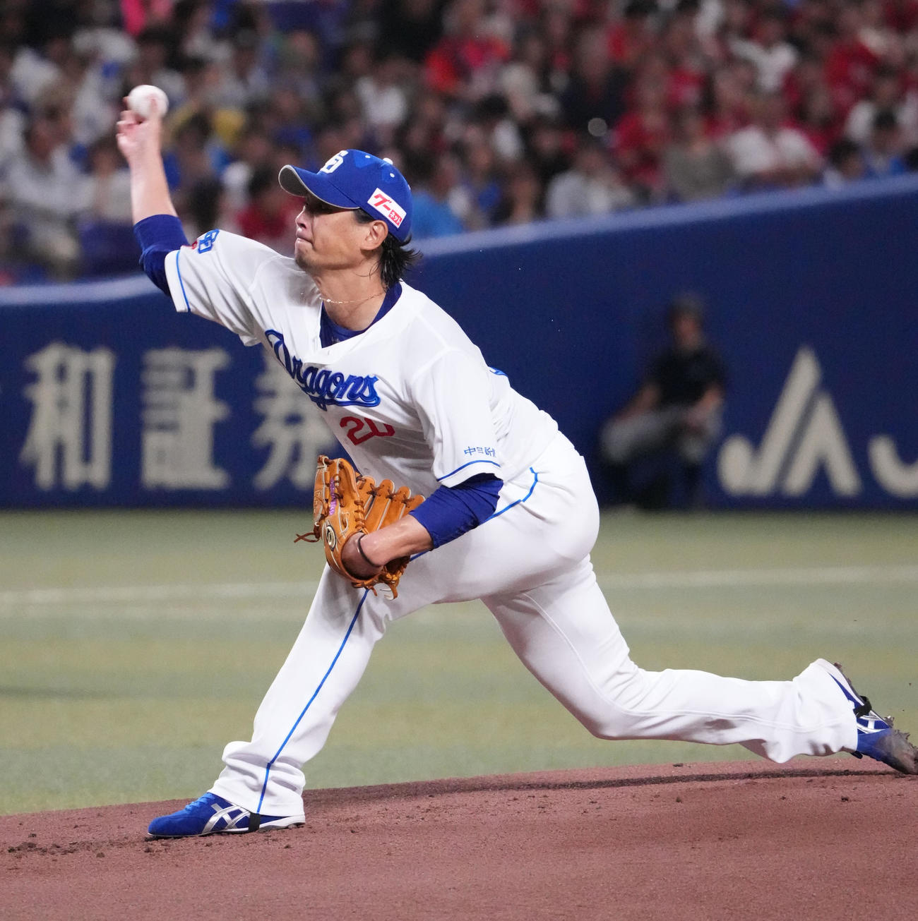 中日対広島　1回表、登板する中日先発の涌井（撮影・森本幸一）