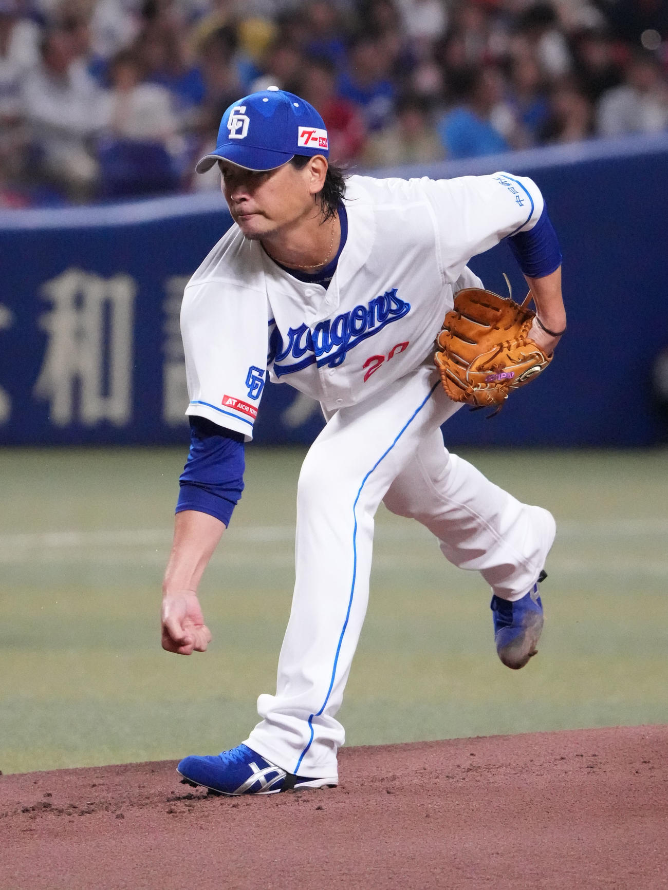 中日対広島　1回表、登板する中日先発の涌井（撮影・森本幸一）