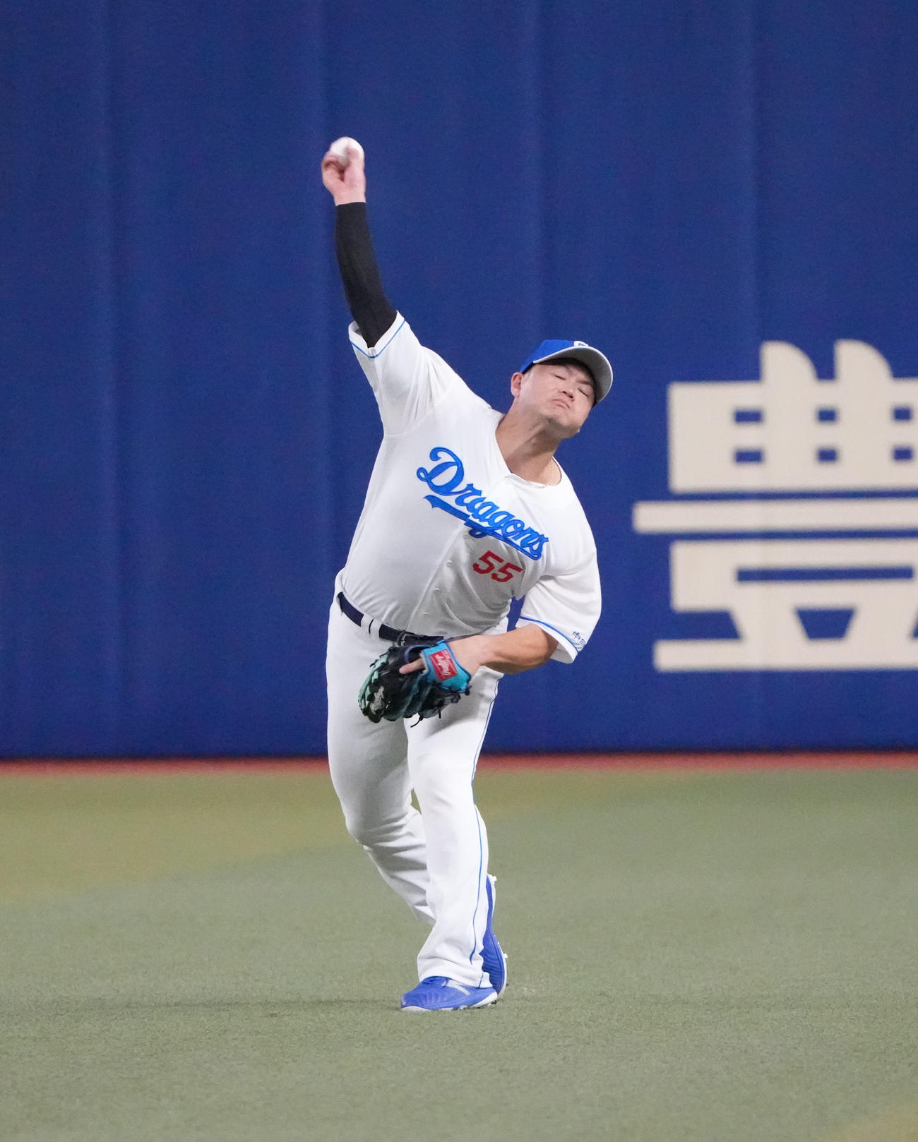 中日対広島　8回表広島1死二塁、矢野の打球を捕球し本塁へ送球する細川（撮影・森本幸一）