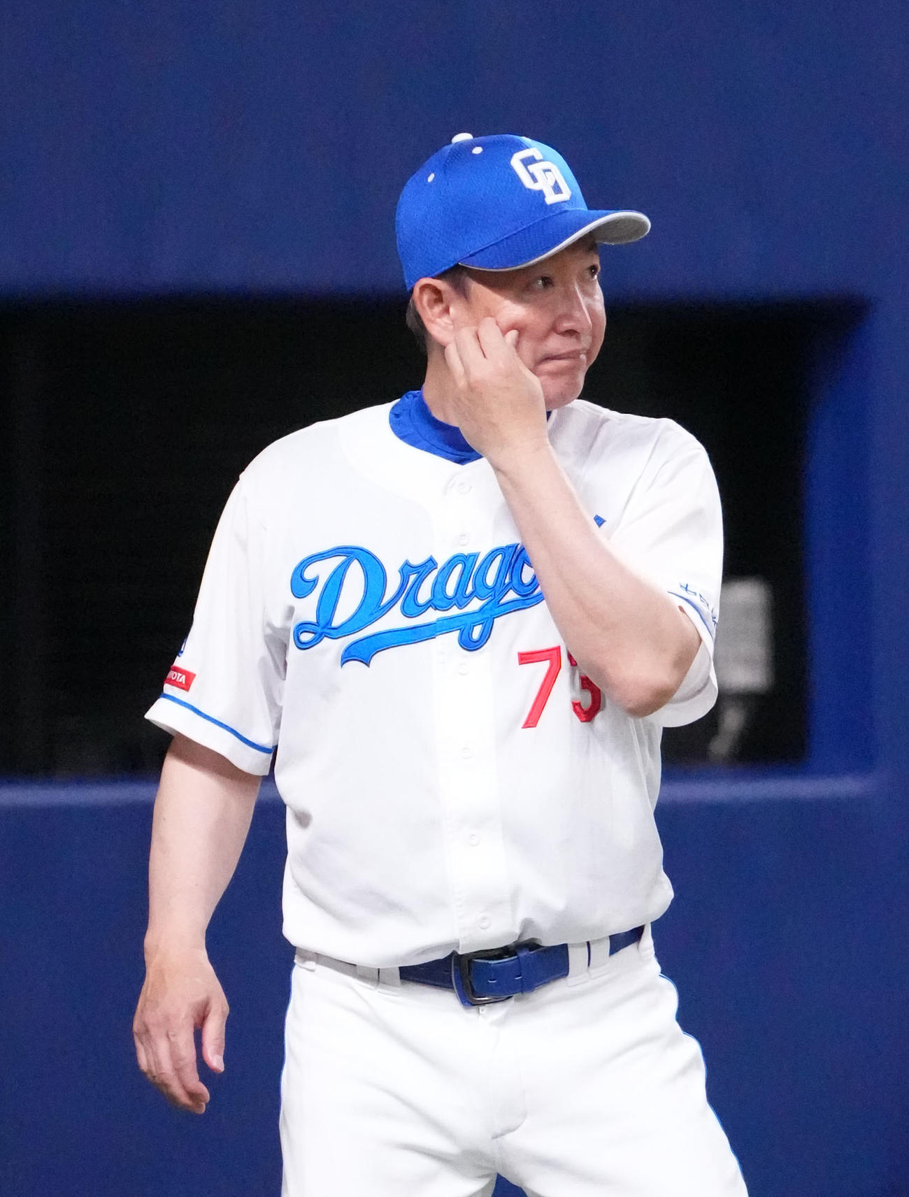 中日対広島　7回終了、選手交代を告げる立浪監督（撮影・森本幸一）
