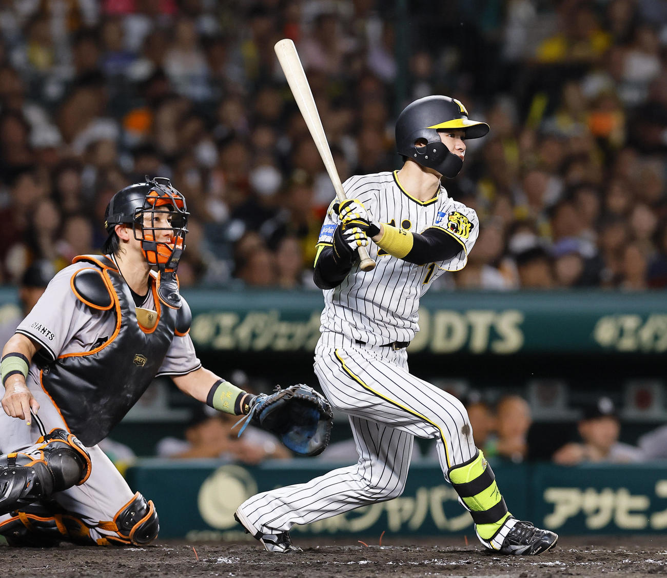 阪神対巨人　3回裏阪神2死一、三塁、中野は右前に先制の適時打を放つ（撮影・藤尾明華）