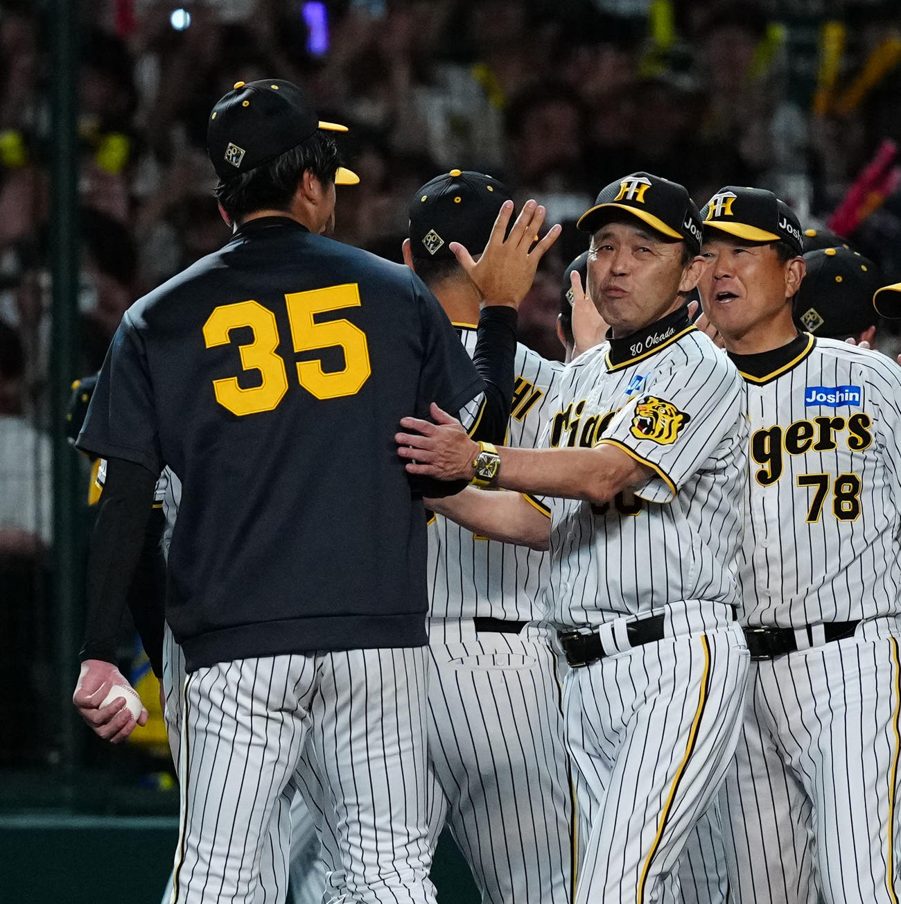 阪神対巨人　試合後、阪神才木（左）をねぎらう岡田監督（撮影・江口和貴）