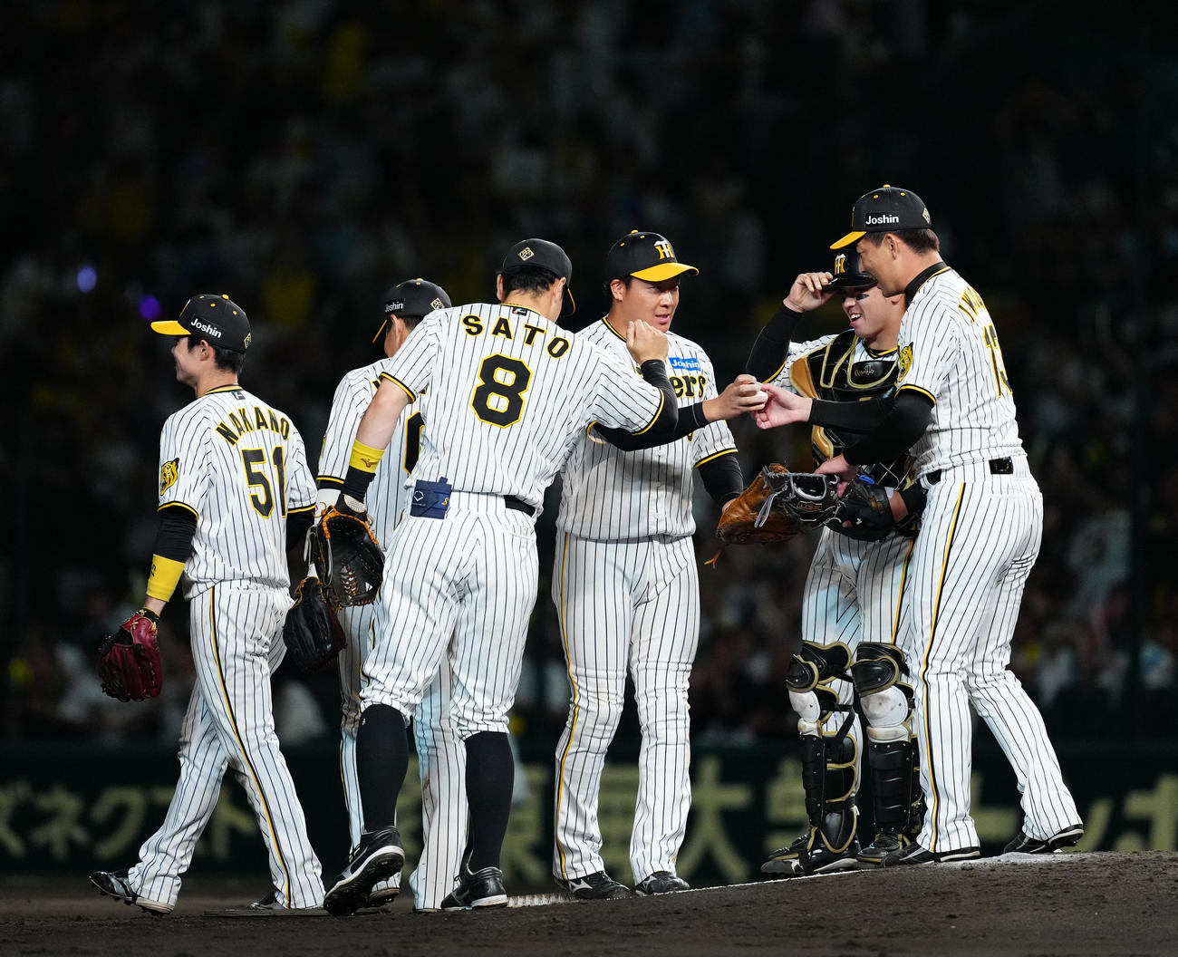 阪神対巨人　巨人に勝利し、マウンドに集まる阪神の選手たち（撮影・江口和貴）