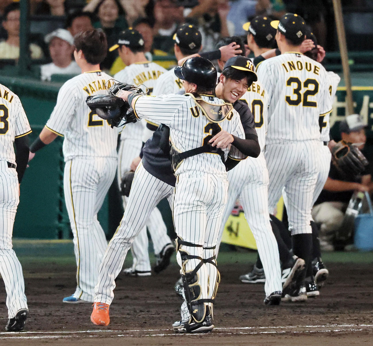 阪神対巨人　巨人に勝利し梅野（左）と笑顔で抱き合った才木（撮影・加藤哉）