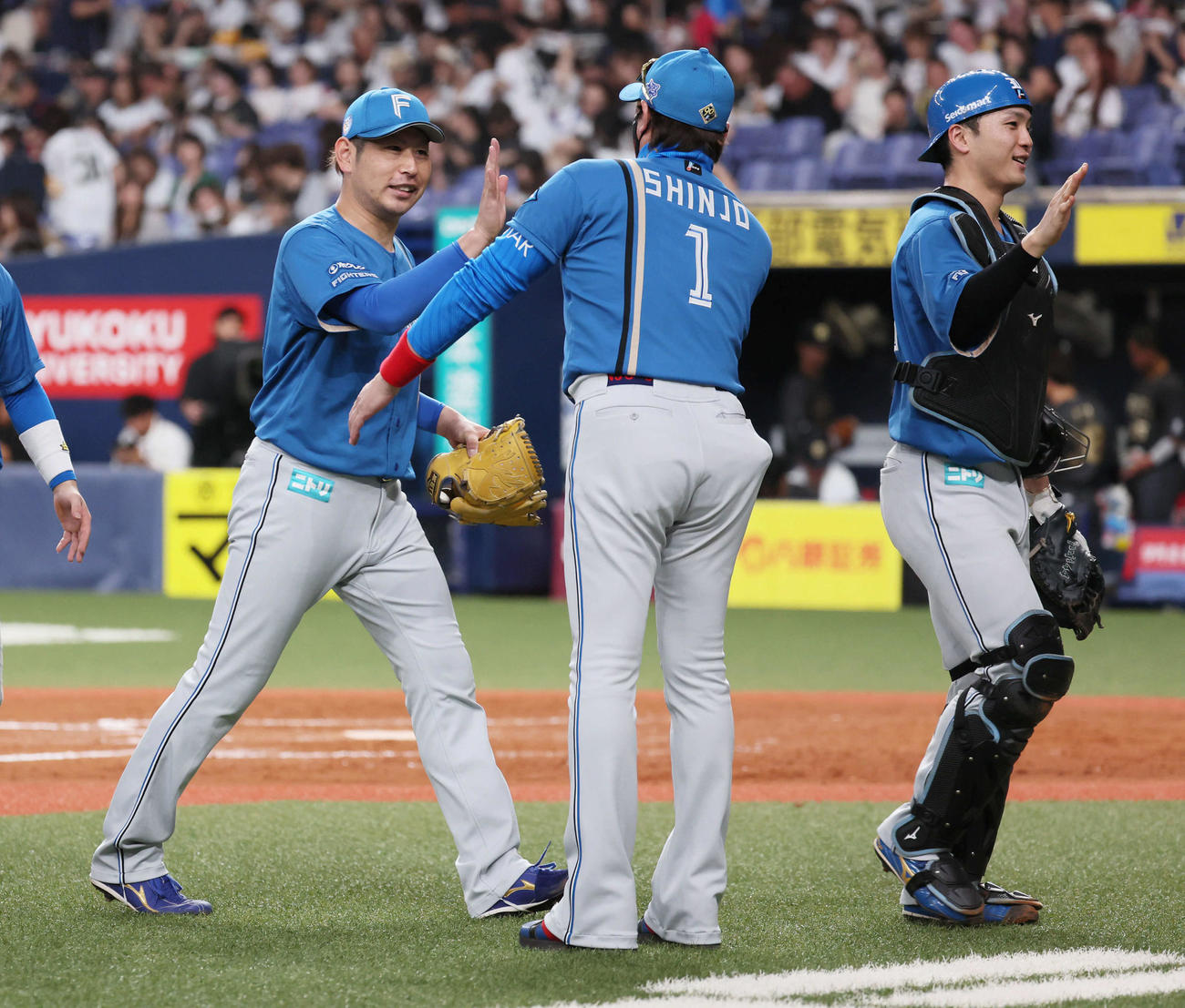オリックス対日本ハム　オリックスに勝利し加藤貴之（左）を迎える新庄監督（（撮影・宮崎幸一）