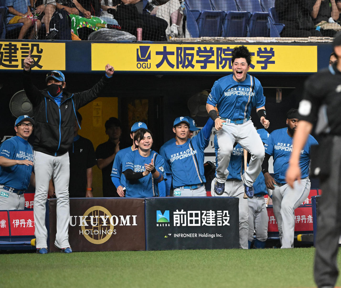 オリックス対日本ハム　9回表日本ハム1死二、三塁、松本剛の三ゴロで勝ち越しガッツポーズする新庄監督、右は清宮（撮影・和賀正仁）
