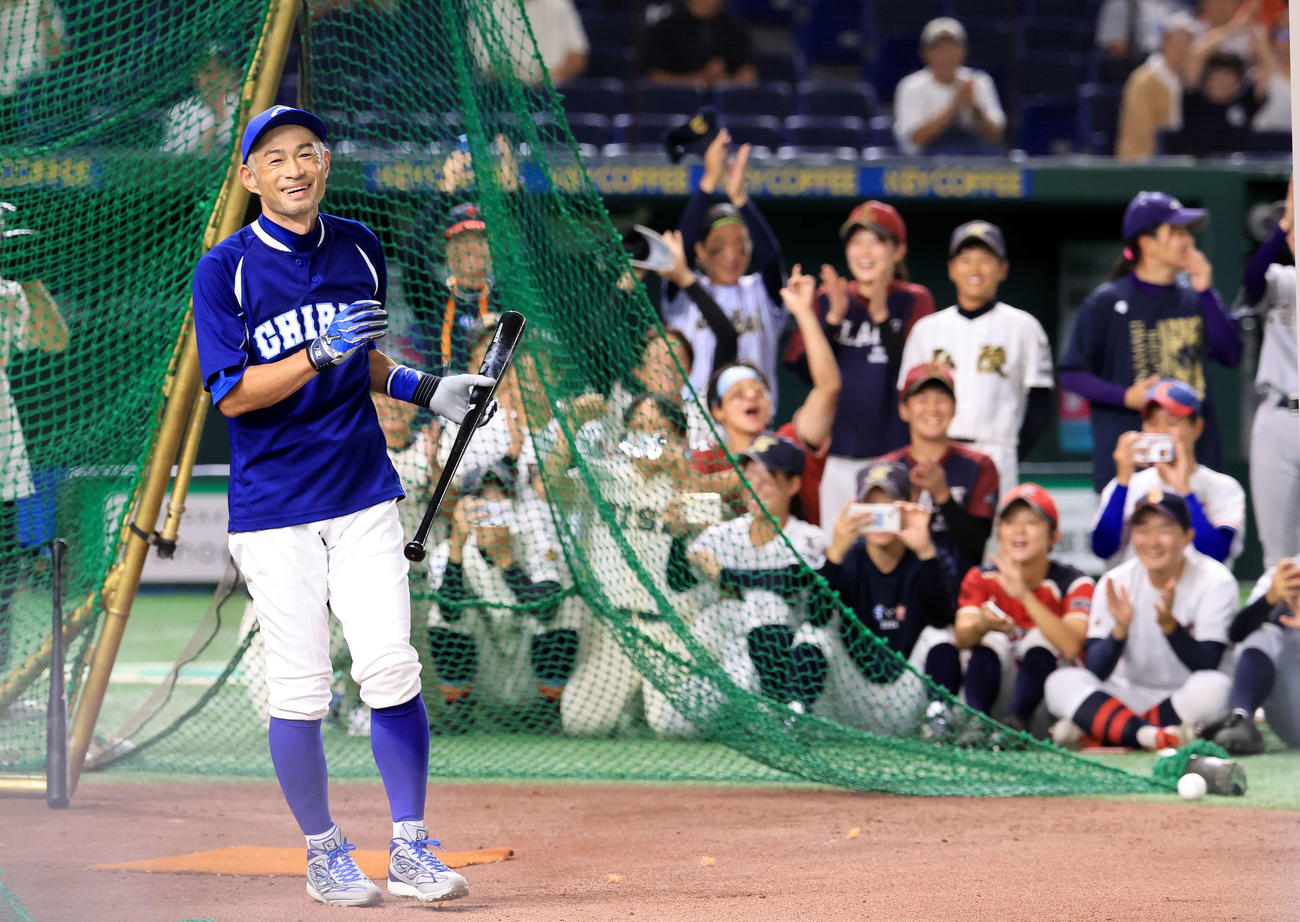 イチロー選抜対高校野球女子選抜　女子選手が見つめる中、フリー打撃で柵越えをしたイチロー氏は笑顔を見せる（撮影・浅見桂子）