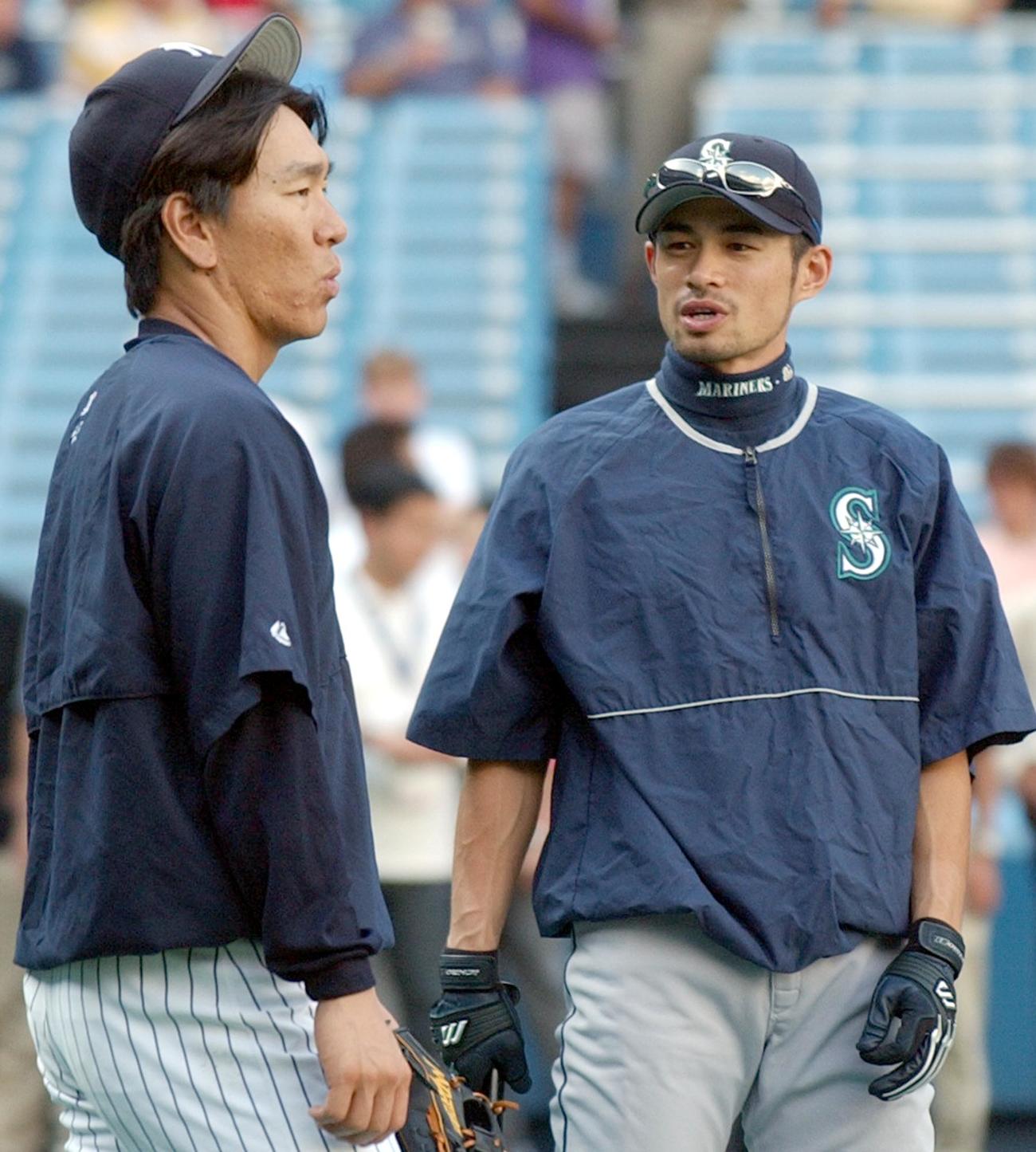 ヤンキース対マリナーズ　松井秀喜と談笑するイチロー（2003年8月8日）