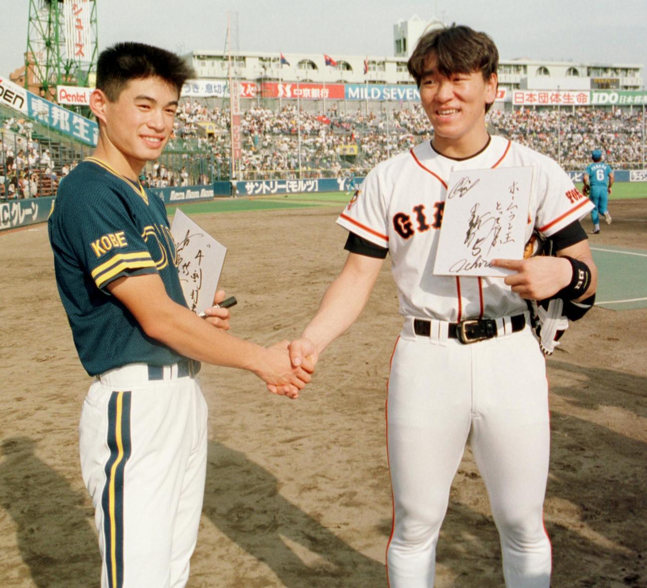 オールスター第2戦入団2年目のオールスターでイチロー（左）と握手を交わす松井秀喜（1994年7月20日）