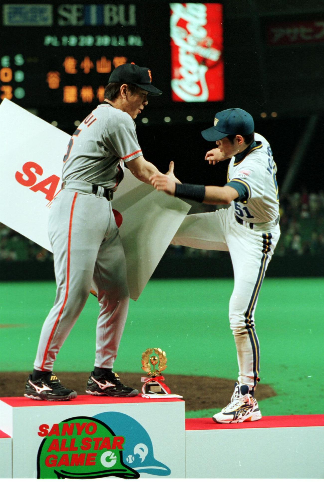 99年7月、オールスター戦でMVPの巨人松井（左）にケリを入れるオリックスのイチロー
