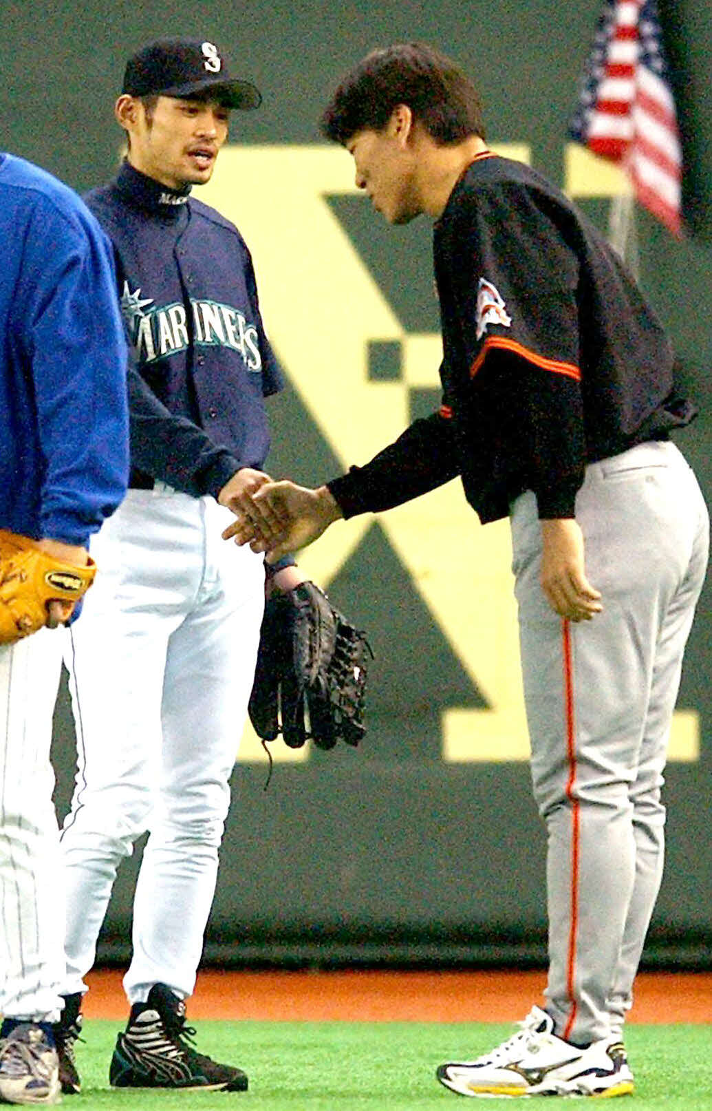 02年11月、日米野球で握手するマリナーズのイチロー（左）と巨人松井