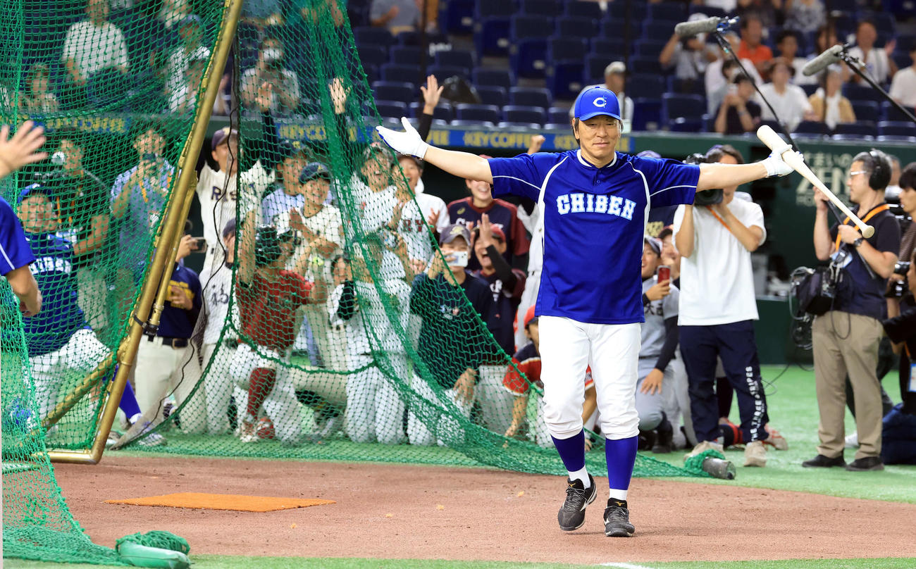 イチロー選抜対高校野球女子選抜　女子選手が見つめる中、フリー打撃で柵越えをした松井秀喜氏（手前）は両手を広げる。左端はイチロー氏（撮影・浅見桂子）