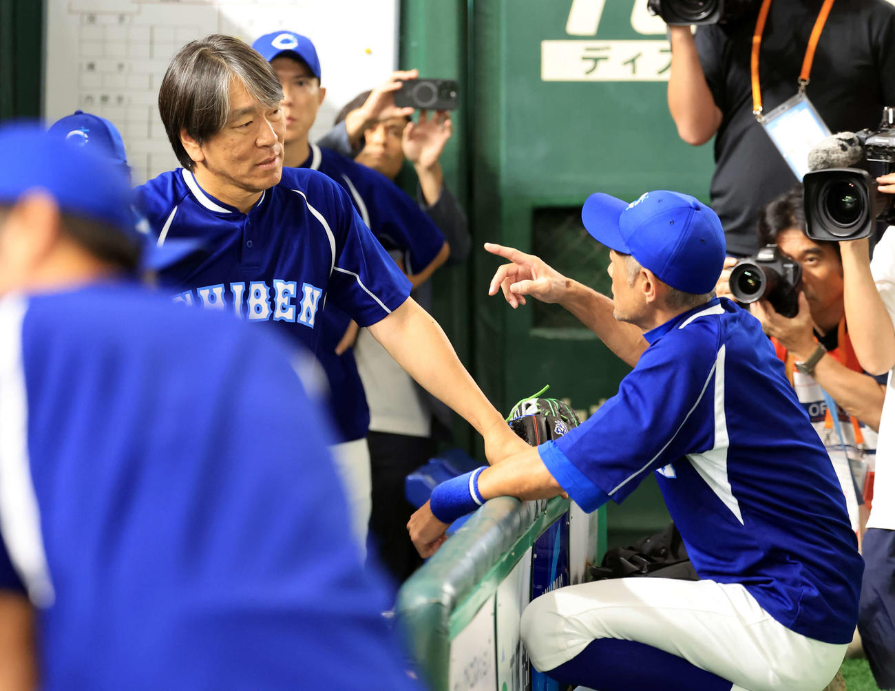 イチロー選抜対高校野球女子選抜　練習中、話し込むイチロー氏（右）と松井秀喜氏（撮影・浅見桂子）