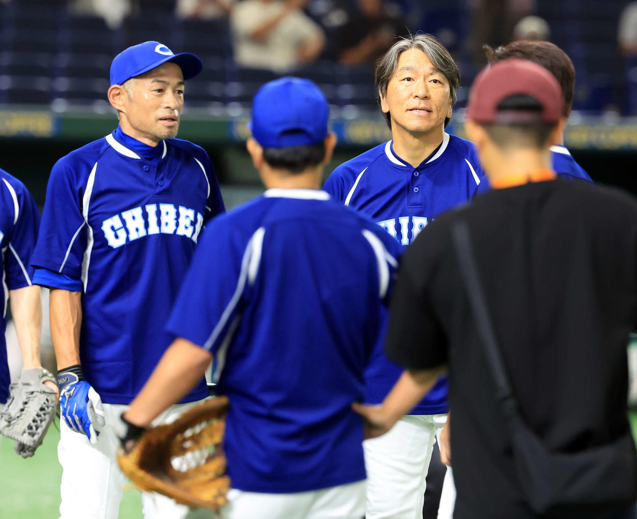 イチロー選抜対高校野球女子選抜　練習中、話をするイチロー氏（左）と松井秀喜氏（撮影・浅見桂子）