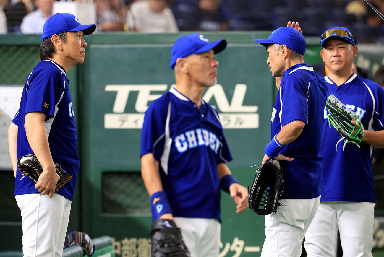イチロー選抜対高校野球女子選抜　練習中、話をする松井秀喜氏（左）、イチロー氏（中央）、松坂大輔氏（撮影・浅見桂子）