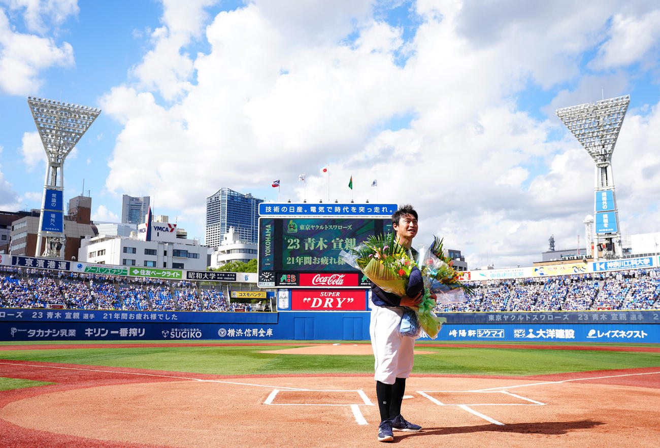 DeNA対ヤクルト　試合前、花束を受け取り横浜スタジアムのファンに一礼するヤクルト青木（撮影・垰建太）