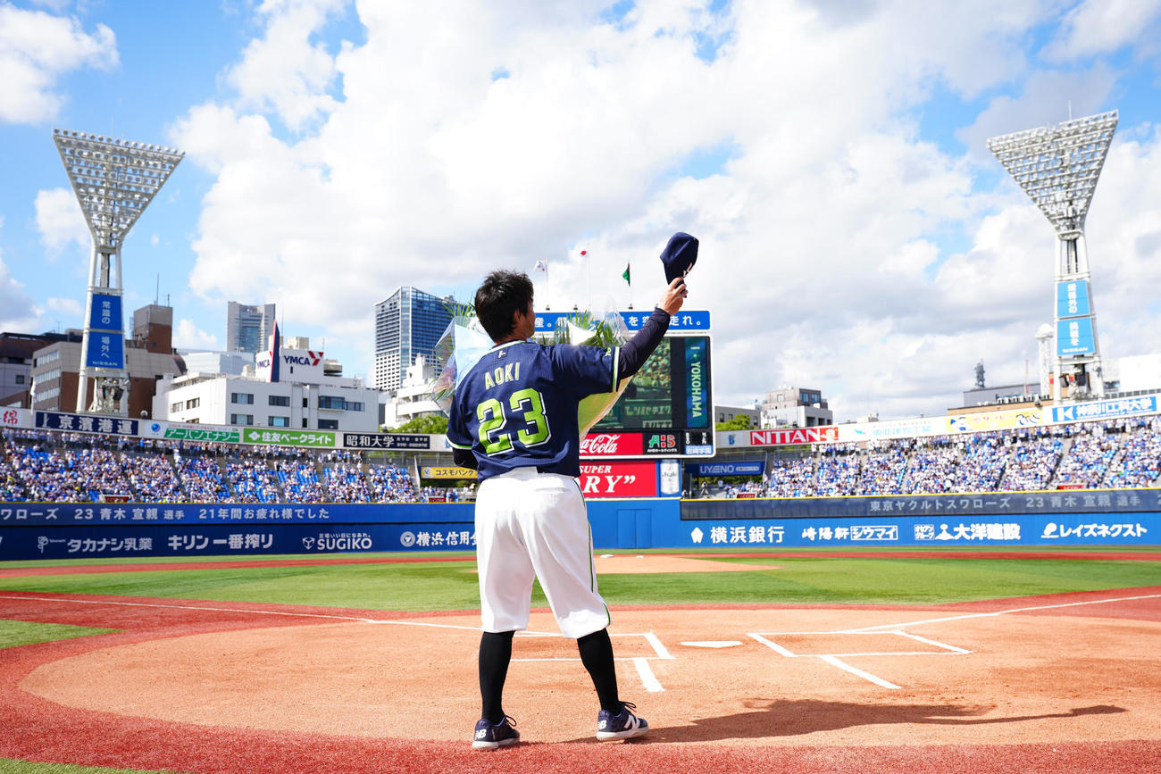 DeNA対ヤクルト　試合前、花束を受け取り横浜スタジアムのファンに一礼するヤクルト青木（撮影・垰建太）