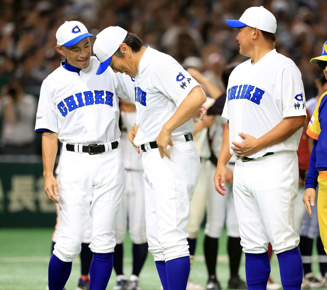 高校野球女子選抜対イチロー選抜　試合前セレモニーで整列する松井秀喜氏（中央）のお腹を見ながら笑顔で声をかけるイチロー氏（左）。右は松坂大輔氏（撮影・浅見桂子）