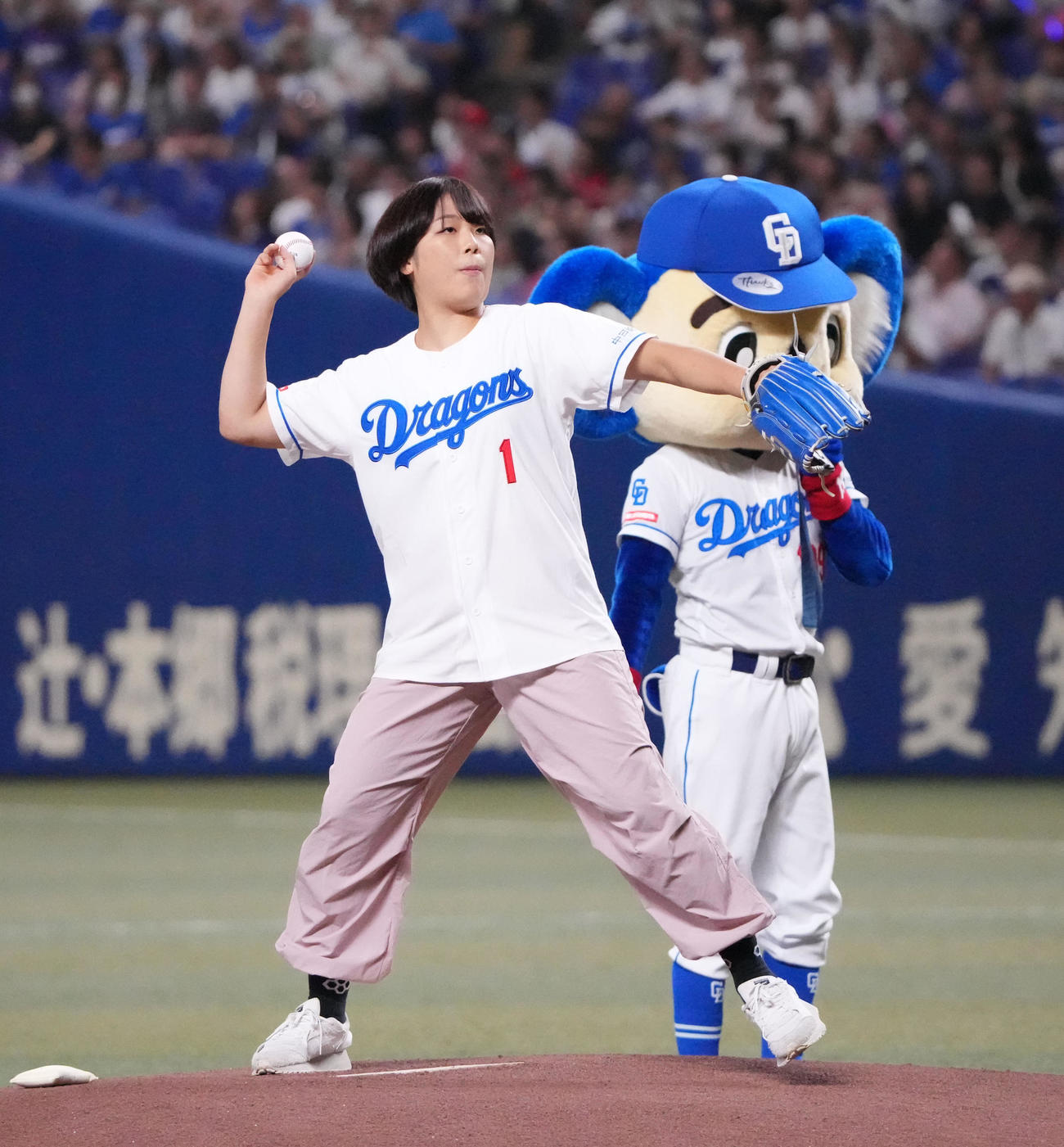 中日対広島　始球式を行うパリ五輪女子レスリング金メダリスト藤波朱理（撮影・森本幸一）