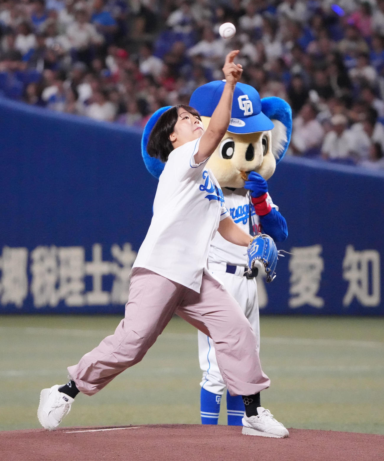 中日対広島　始球式を行うパリ五輪女子レスリング金メダリスト藤波朱理（撮影・森本幸一）