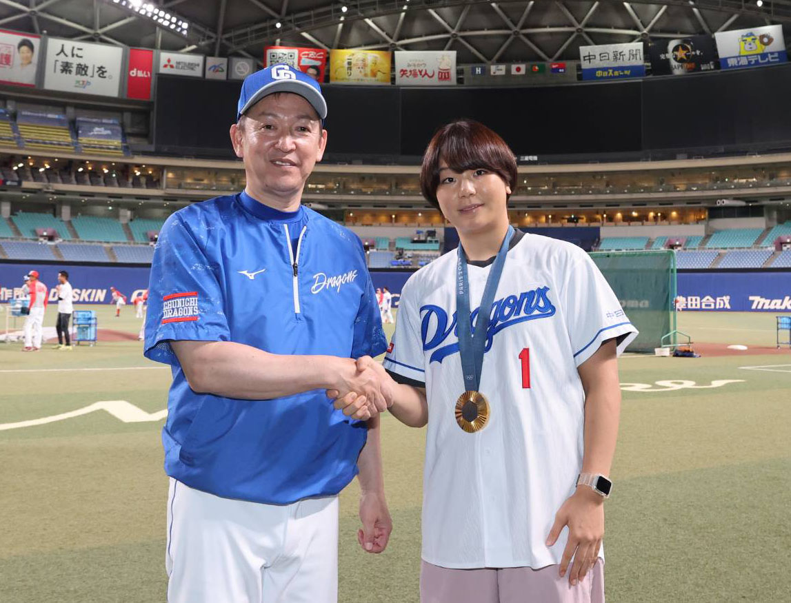 中日対広島　試合前、立浪和義監督と握手を交わすパリ五輪女子レスリング金メダリストの藤波朱理（右）