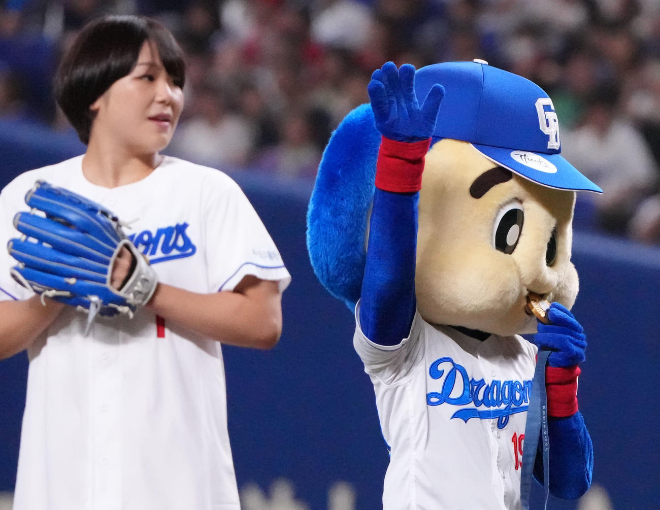中日対広島　始球式に登場したパリ五輪女子レスリング金メダリスト藤波朱理の金メダルを噛むドアラ（撮影・森本幸一）