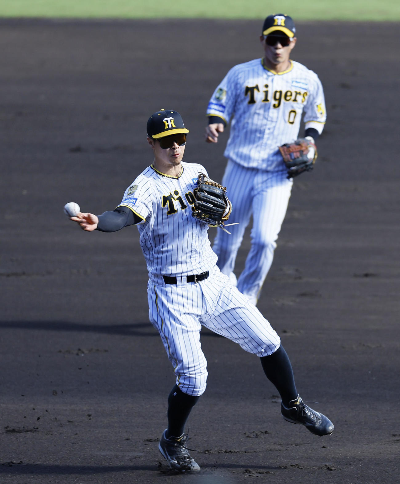 阪神対巨人　3回表巨人無死、岸田の三ゴロで好守を見せる佐藤輝（撮影・藤尾明華）