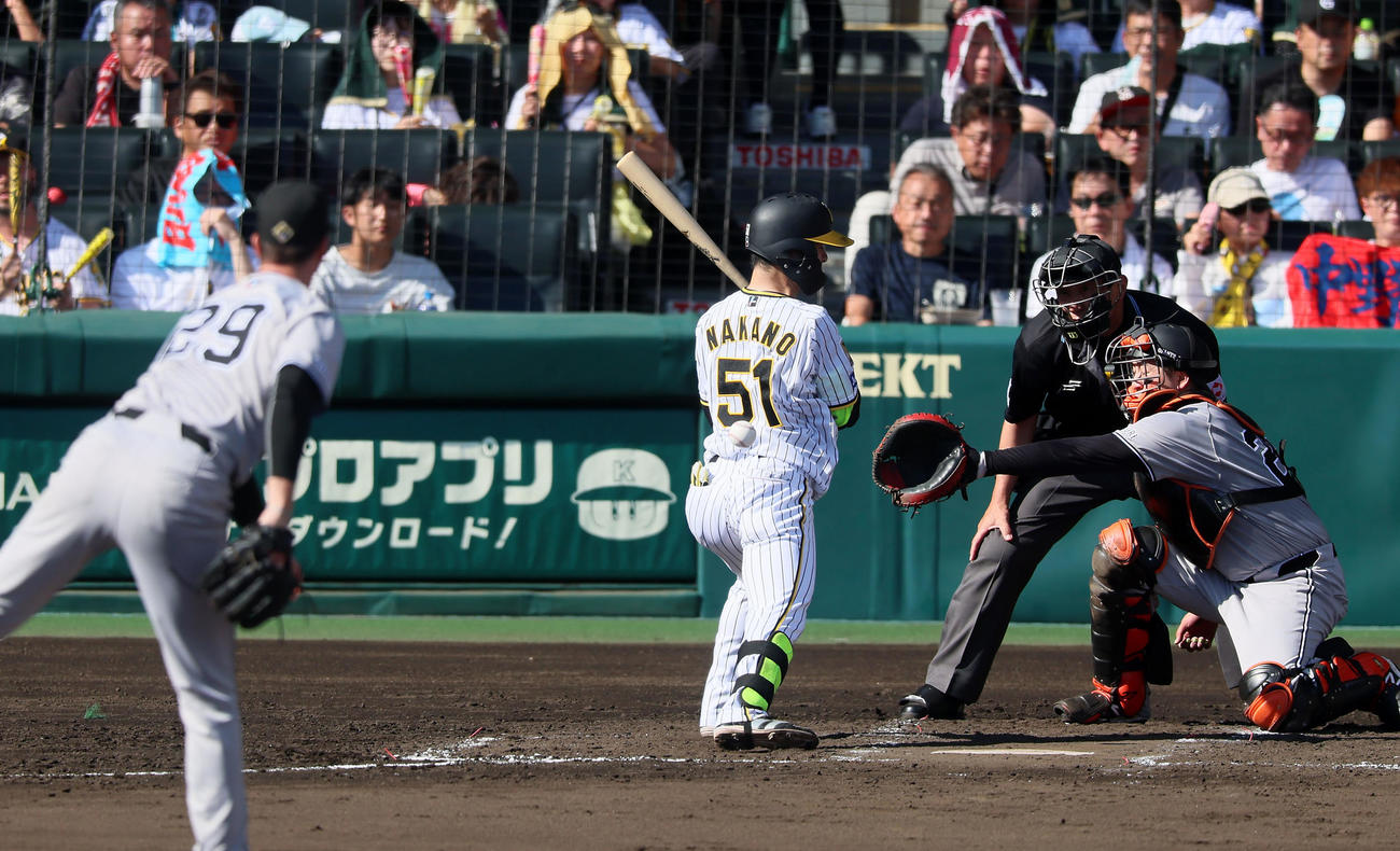 阪神対巨人　3回裏阪神無死、中野は死球を受ける。投手グリフィン（撮影・加藤哉）