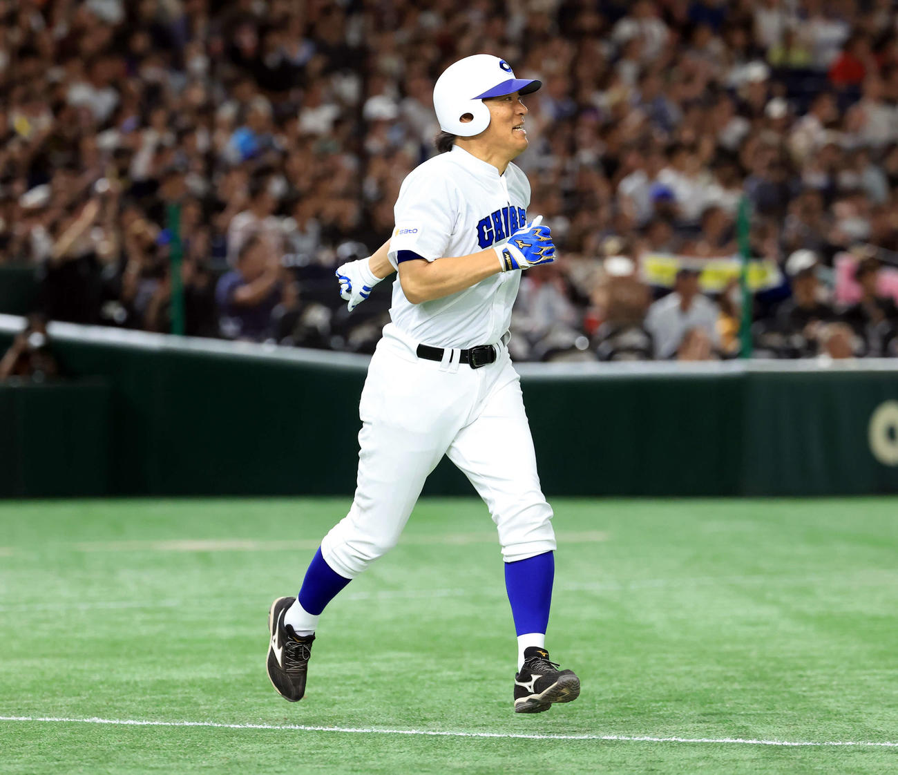 高校野球女子選抜対イチロー選抜　4回裏イチロー選抜1死一塁、松井秀喜氏は安打を放ち一塁に向かう（撮影・浅見桂子）