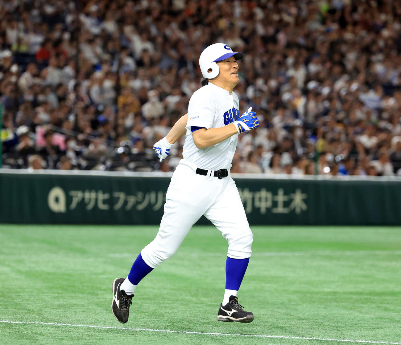 高校野球女子選抜対イチロー選抜　4回裏イチロー選抜1死一塁、松井秀喜氏は安打を放ち一塁に向かう（撮影・浅見桂子）